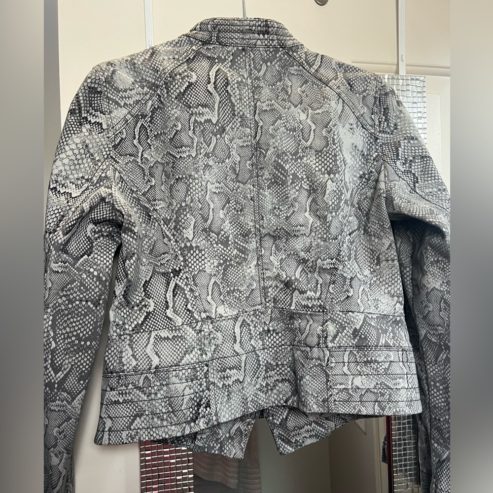 White House Black Market gray snake print jacket- size 8 - Picture 3 of 3